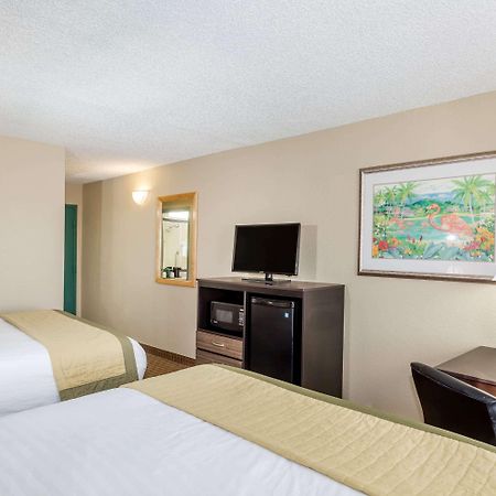 Baymont By Wyndham Fort Myers Airport Hotel Room photo