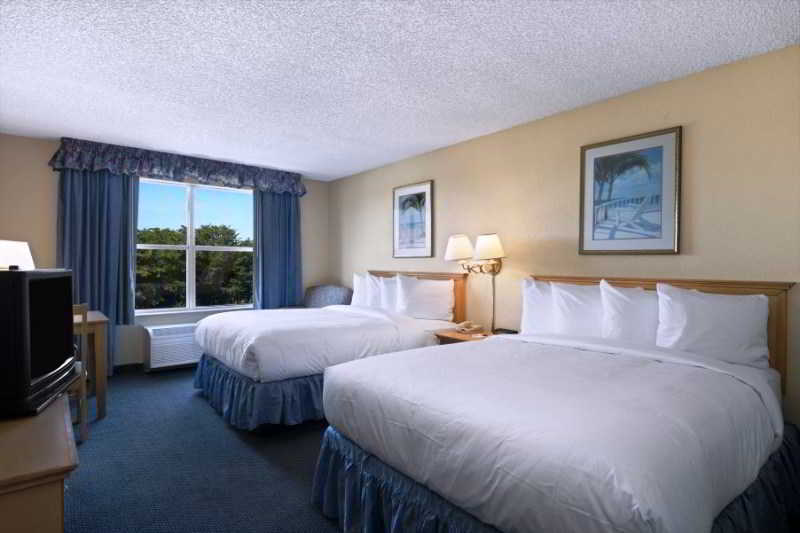 Baymont By Wyndham Fort Myers Airport Hotel Room photo